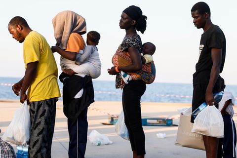 Noch immer wagen viele Menschen den gefährlichen Weg über das Mittelmeer. Nach Auskunft des italienischen Innenministeriums wurden dieses Jahr bislang 129.869 Migrantinnen und Migranten registriert.
