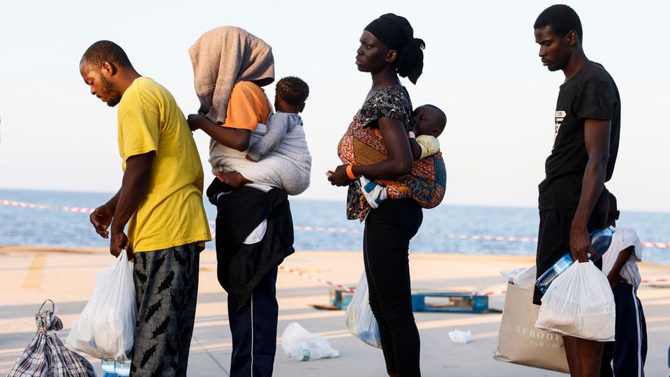 Noch immer wagen viele Menschen den gefährlichen Weg über das Mittelmeer. Nach Auskunft des italienischen Innenministeriums wurden dieses Jahr bislang 129.869 Migrantinnen und Migranten registriert.