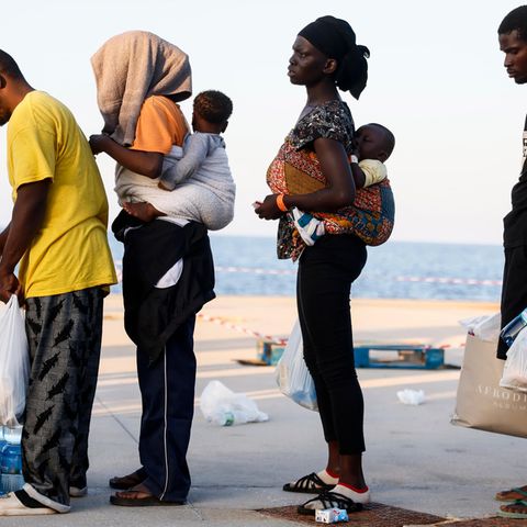 Noch immer wagen viele Menschen den gefährlichen Weg über das Mittelmeer. Nach Auskunft des italienischen Innenministeriums wurden dieses Jahr bislang 129.869 Migrantinnen und Migranten registriert.
