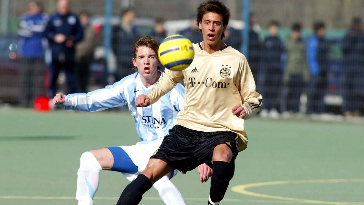 Neuer Bundestrainer: Mit 18 Jahren spielt der talentierte Fußballer Julian Nagelsmann in der A-Jugend von 1860 München. In der Bundesliga trifft er in einem Spiel gegen den FC Bayern auf einen gewissen Sandro Wagner. Der wird nun bei der Nationalelf sein Co-Trainer. Mit 18 Jahren spielt der talentierte Fußballer Julian Nagelsmann in der A-Jugend von 1860 München. In der Bundesliga trifft er in einem Spiel gegen den FC Bayern auf einen gewissen Sandro Wagner. Der wird nun bei der Nationalelf sein Co-Trainer.