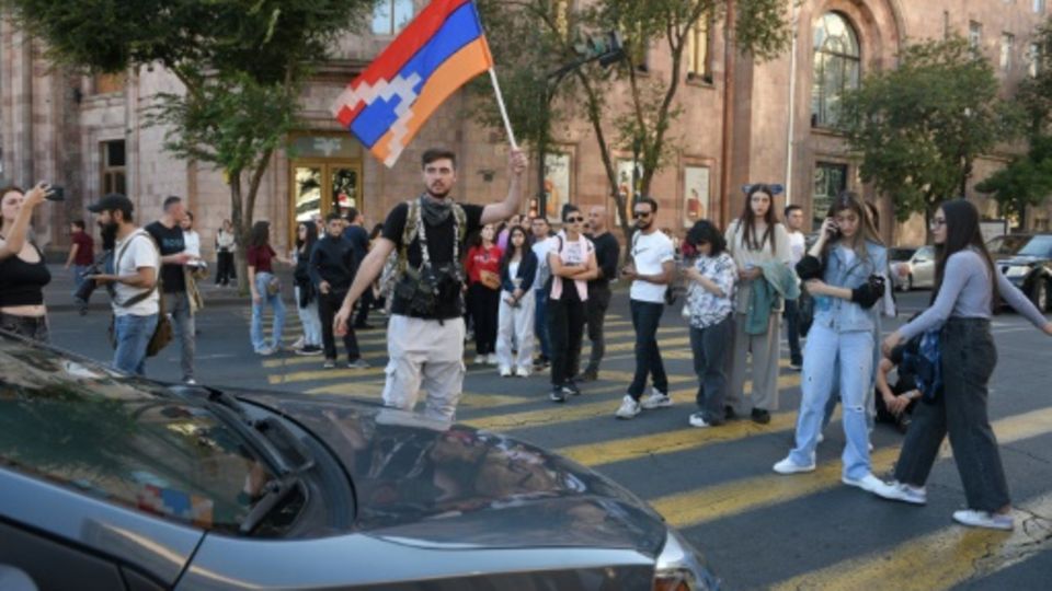 Demonstrant mit Fahne von Berg-Karabach in Eriwan