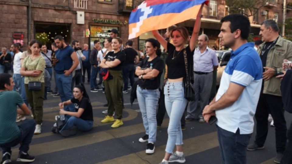 Demonstrantin mit Fahne Berg-Karabachs in Eriwan