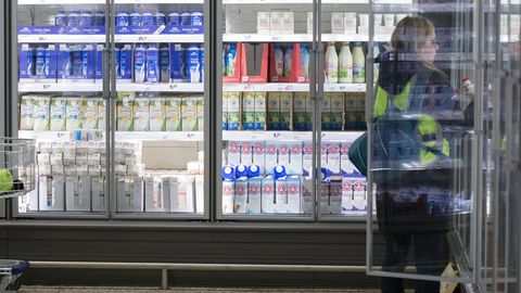 Weihenstephan und Sachsenmilch Symbolbild: Kühlregal mit Milch im Supermarkt