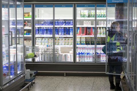 Weihenstephan und Sachsenmilch Symbolbild: Kühlregal mit Milch im Supermarkt
