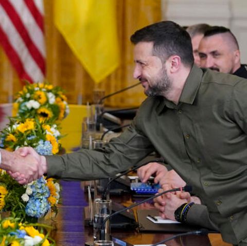 US-Präsident Joe Biden und sein ukrainischer Amtskollege Wolodymyr Selenskyj geben sich im Weißen Haus die Hand
