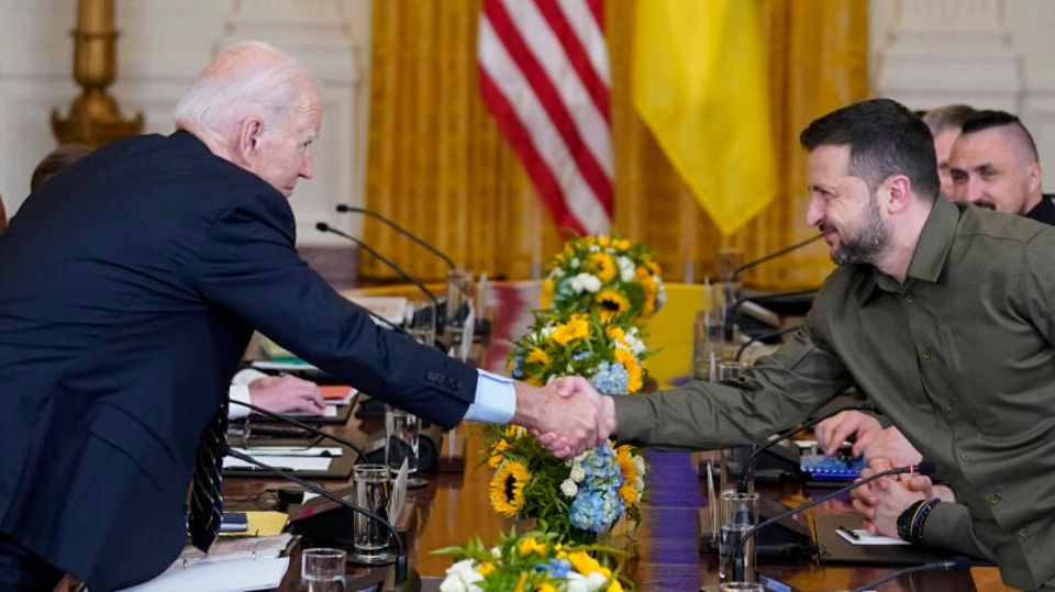 US-Präsident Joe Biden und sein ukrainischer Amtskollege Wolodymyr Selenskyj geben sich im Weißen Haus die Hand