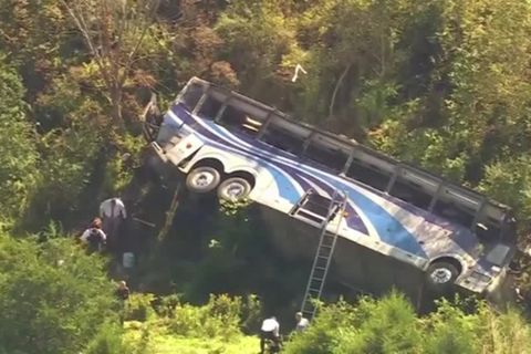 New York: Bus mit High-School-Band stürzt in Schlucht – mehrere Tote