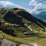 Österreich ist nicht nur ein beliebtes Reiseziel für viele Europäer, sondern auch ein viel bereistes Durchfahrtsland auf dem Weg nach Italien oder Deutschland. Bislang musste jeder, der das Land mit dem Auto durchquert, eine Vignette für mindestens zehn Tage kaufen. Das soll sich nun ändern: Ab 2024 soll es die viel geforderte Tagesvignette geben. Diese können Reisende dann an Tankstellen oder einschlägigen Verkaufsstellen für 8,60 Euro kaufen. Zum Vergleich: Die Vignette für zehn Tage kostet 11,50 Euro und die Jahresvignette 96,40 Euro. 