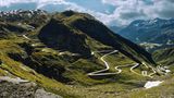 Österreich ist nicht nur ein beliebtes Reiseziel für viele Europäer, sondern auch ein viel bereistes Durchfahrtsland auf dem Weg nach Italien oder Deutschland. Bislang musste jeder, der das Land mit dem Auto durchquert, eine Vignette für mindestens zehn Tage kaufen. Das soll sich nun ändern: Ab 2024 soll es die viel geforderte Tagesvignette geben. Diese können Reisende dann an Tankstellen oder einschlägigen Verkaufsstellen für 8,60 Euro kaufen. Zum Vergleich: Die Vignette für zehn Tage kostet 11,50 Euro und die Jahresvignette 96,40 Euro. 