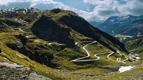 Österreich ist nicht nur ein beliebtes Reiseziel für viele Europäer, sondern auch ein viel bereistes Durchfahrtsland auf dem Weg nach Italien oder Deutschland. Bislang musste jeder, der das Land mit dem Auto durchquert, eine Vignette für mindestens zehn Tage kaufen. Das soll sich nun ändern: Ab 2024 soll es die viel geforderte Tagesvignette geben. Diese können Reisende dann an Tankstellen oder einschlägigen Verkaufsstellen für 8,60 Euro kaufen. Zum Vergleich: Die Vignette für zehn Tage kostet 11,50 Euro und die Jahresvignette 96,40 Euro. 