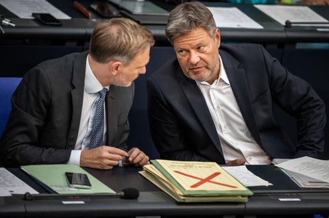 Klimaschutzminister Robert Habeck (r., Grüne) im Gespräch mit Finanzminister Christian Lindner (FDP)