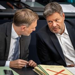 Klimaschutzminister Robert Habeck (r., Grüne) im Gespräch mit Finanzminister Christian Lindner (FDP)