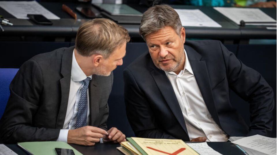 Klimaschutzminister Robert Habeck (r., Grüne) im Gespräch mit Finanzminister Christian Lindner (FDP)