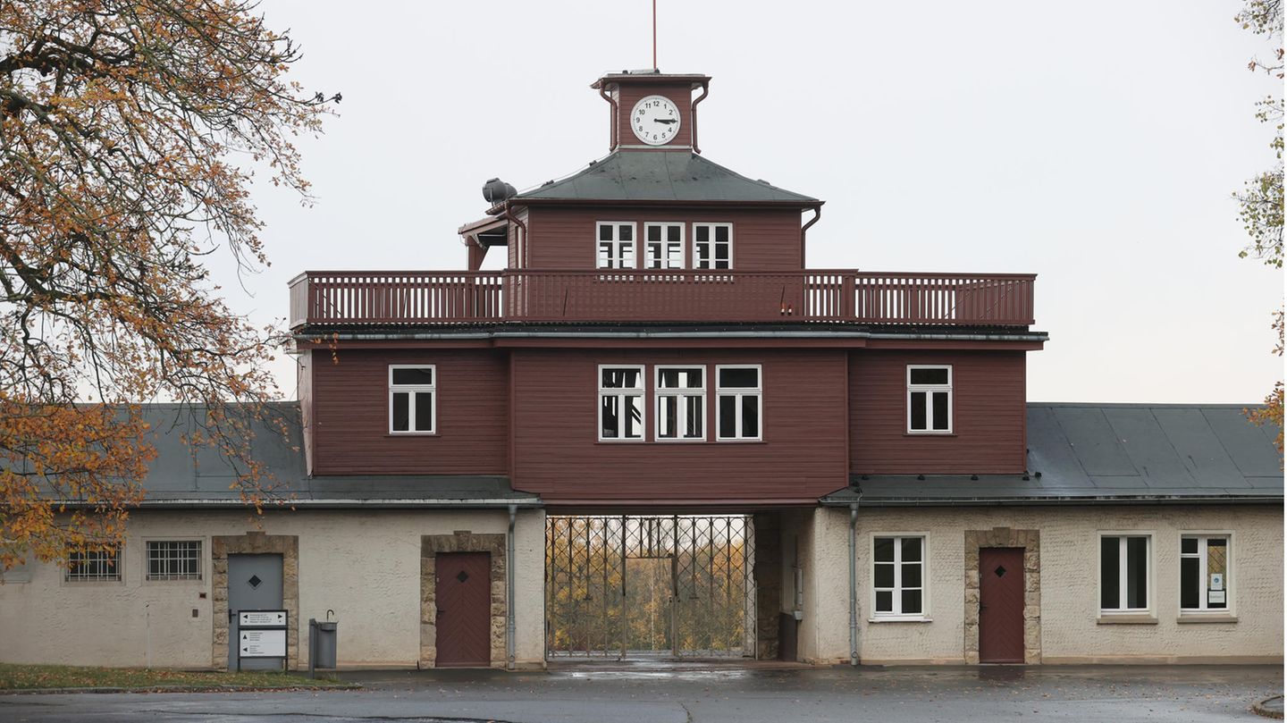 Eingangstor des früheren KZ Buchenwald in Thüringen