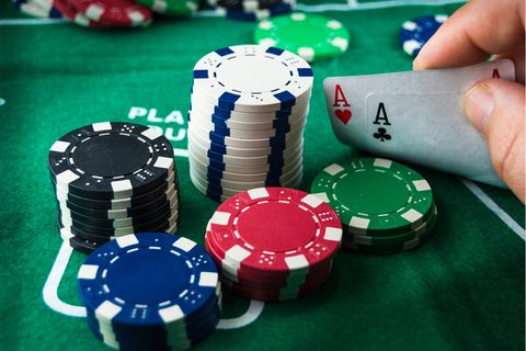Poker-Spieler schaut sein Blatt an