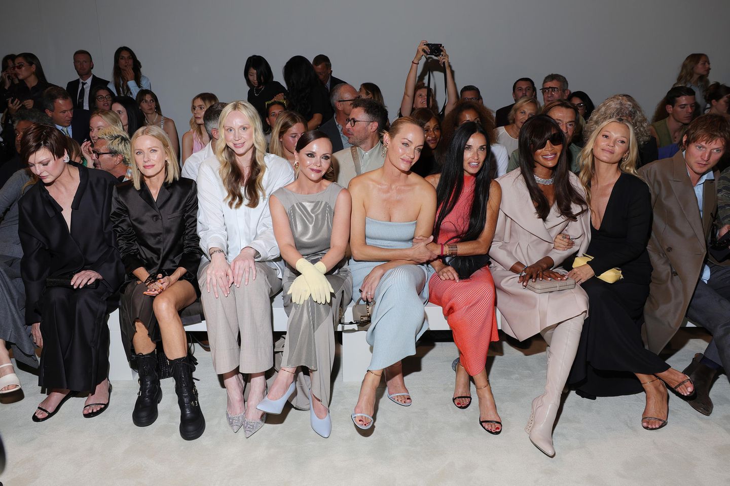 Linda Evangelista, Naomi Watts, Gwendoline Christie, Christina Ricci, Amber Valletta, Demi Moore, Naomi Campbell, Kate Moss und Nikolai von Bismarck Auf der Zuschauerbank am Laufsteg von Vendi nahmen (von links) Linda Evangelista, Naomi Watts, Gwendoline Christie, Christina Ricci, Amber Valletta, Demi Moore, Naomi Campbell und Kate Moss sowie Fotograf Nikolai von Bismarck Platz.