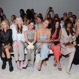 Auf der Zuschauerbank am Laufsteg von Vendi nahmen (von links) Linda Evangelista, Naomi Watts, Gwendoline Christie, Christina Ricci, Amber Valletta, Demi Moore, Naomi Campbell und Kate Moss sowie Fotograf Nikolai von Bismarck Platz.