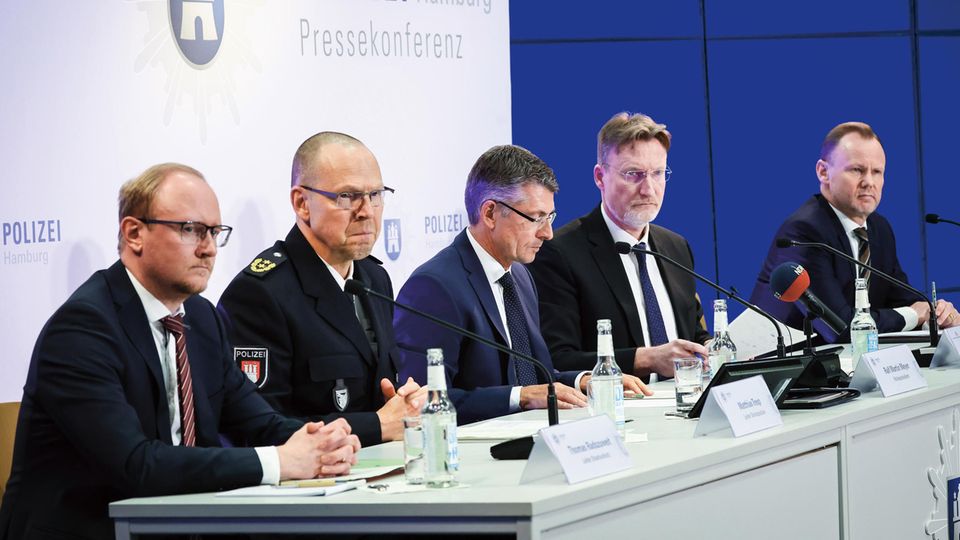 Hamburgs Innensenator Andy Grote und Polizeipräsident Ralf Martin Meyer auf der Pressekonferenz