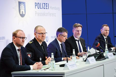 Hamburgs Innensenator Andy Grote und Polizeipräsident Ralf Martin Meyer auf der Pressekonferenz