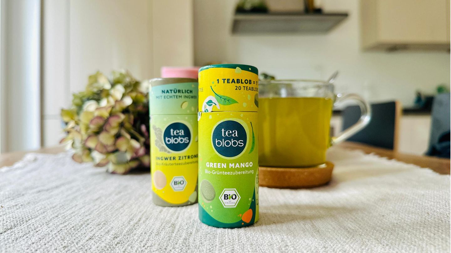 Zwei Packungen Teablobs stehen auf einem Tisch.