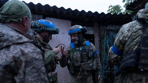 Ukrainische Soldaten versammeln sich an der Front in der Nähe von Andrijewka in der Region Donezk