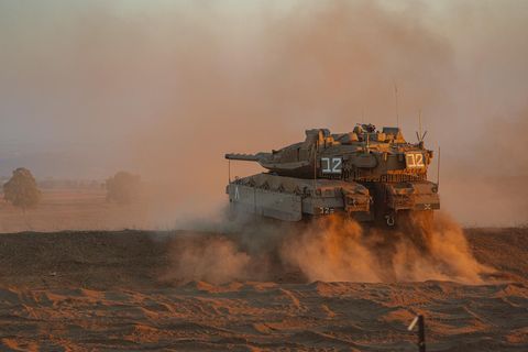 Ein Kampfpanzer im Feld