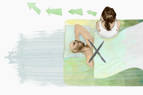 Trennungsgeschichte: Eine Frau sitzt auf einer Bettkante, ein Mann liegt im Bett