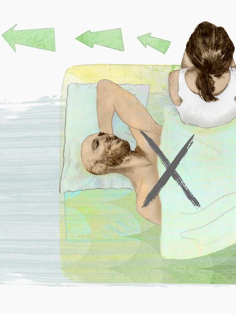 Trennungsgeschichte: Eine Frau sitzt auf einer Bettkante, ein Mann liegt im Bett