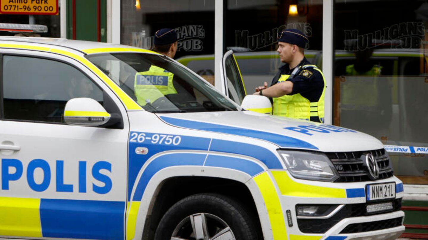 Immer wieder tödliche Bandengewalt in Schweden: Hier sichert die Polizei einen Tatort in Sandviken, wo in einem Pub zwei Männer erschossen wurden
