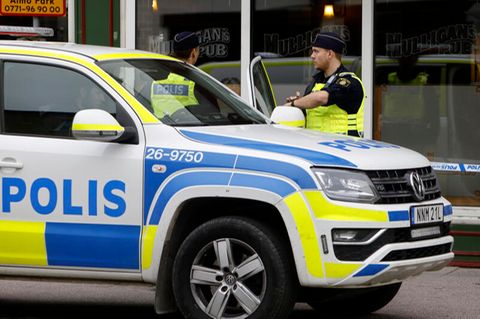 Immer wieder tödliche Bandengewalt in Schweden: Hier sichert die Polizei einen Tatort in Sandviken, wo in einem Pub zwei Männer erschossen wurden