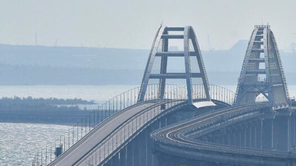Ein Blick auf die Krim-Brücke, die das russische Festland und die Halbinsel Krim über die Meerenge von Kertsch verbindet