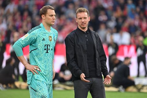 Julian Nagelsmann erklärt Manuel Neuer etwas bei einem Heimspiel des FC Bayern