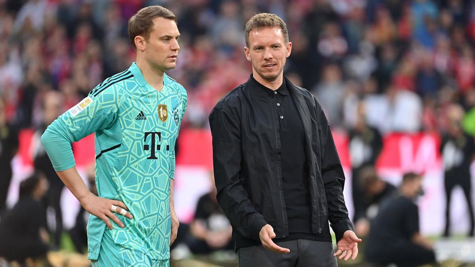 Julian Nagelsmann erklärt Manuel Neuer etwas bei einem Heimspiel des FC Bayern