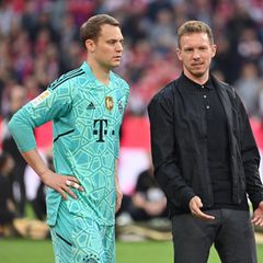 Julian Nagelsmann erklärt Manuel Neuer etwas bei einem Heimspiel des FC Bayern