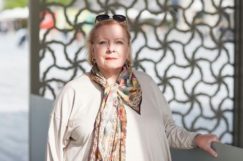 Abnehmen mit Semaglutid: Veronika Strassmann blickt in die Kamera