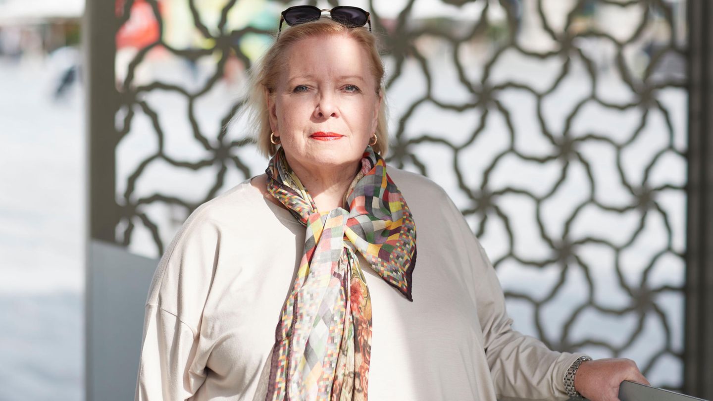 Abnehmen mit Semaglutid: Veronika Strassmann blickt in die Kamera Abnehmen mit Semaglutid: Veronika Strassmann blickt in die Kamera