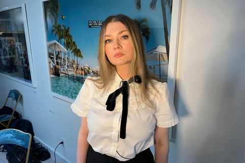 Anna Delvey, eigentlich Anna Sorokin, ist raus aus dem Knast und präsentiert sich direkt wieder der Öffentlichkeit 