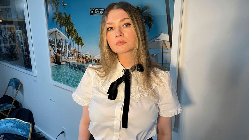 Anna Delvey, eigentlich Anna Sorokin, ist raus aus dem Knast und präsentiert sich direkt wieder der Öffentlichkeit 