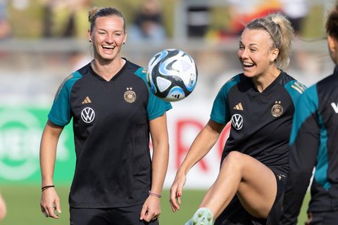 Zwei Frauen beim Fußballtraining