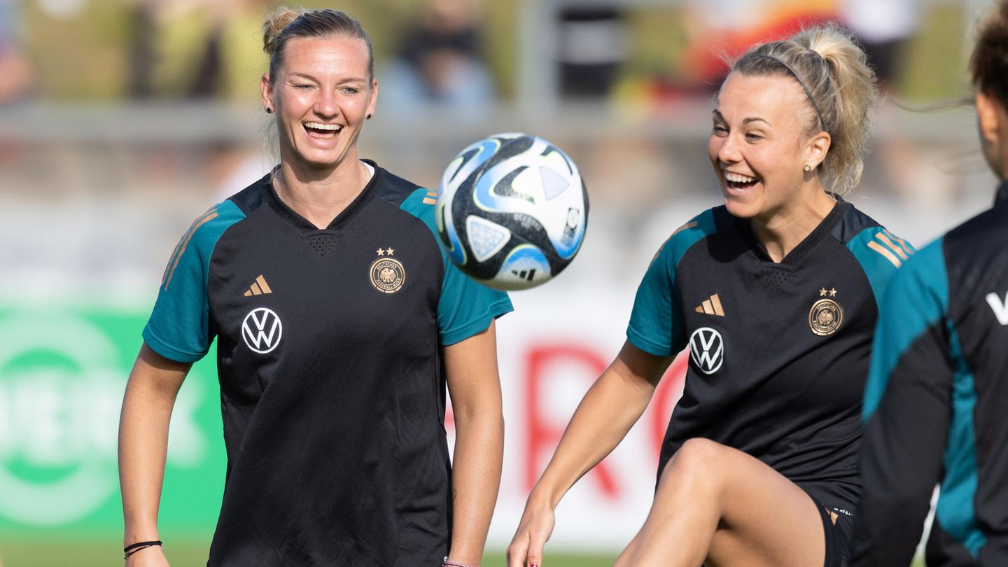 Zwei Frauen beim Fußballtraining