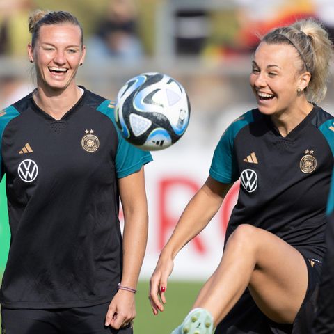 Zwei Frauen beim Fußballtraining