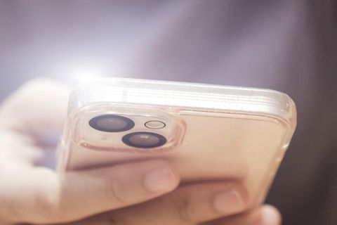 iPhone 14 vs. iPhone 15: Eine Frau hält ein iPhone 14 in der Hand
