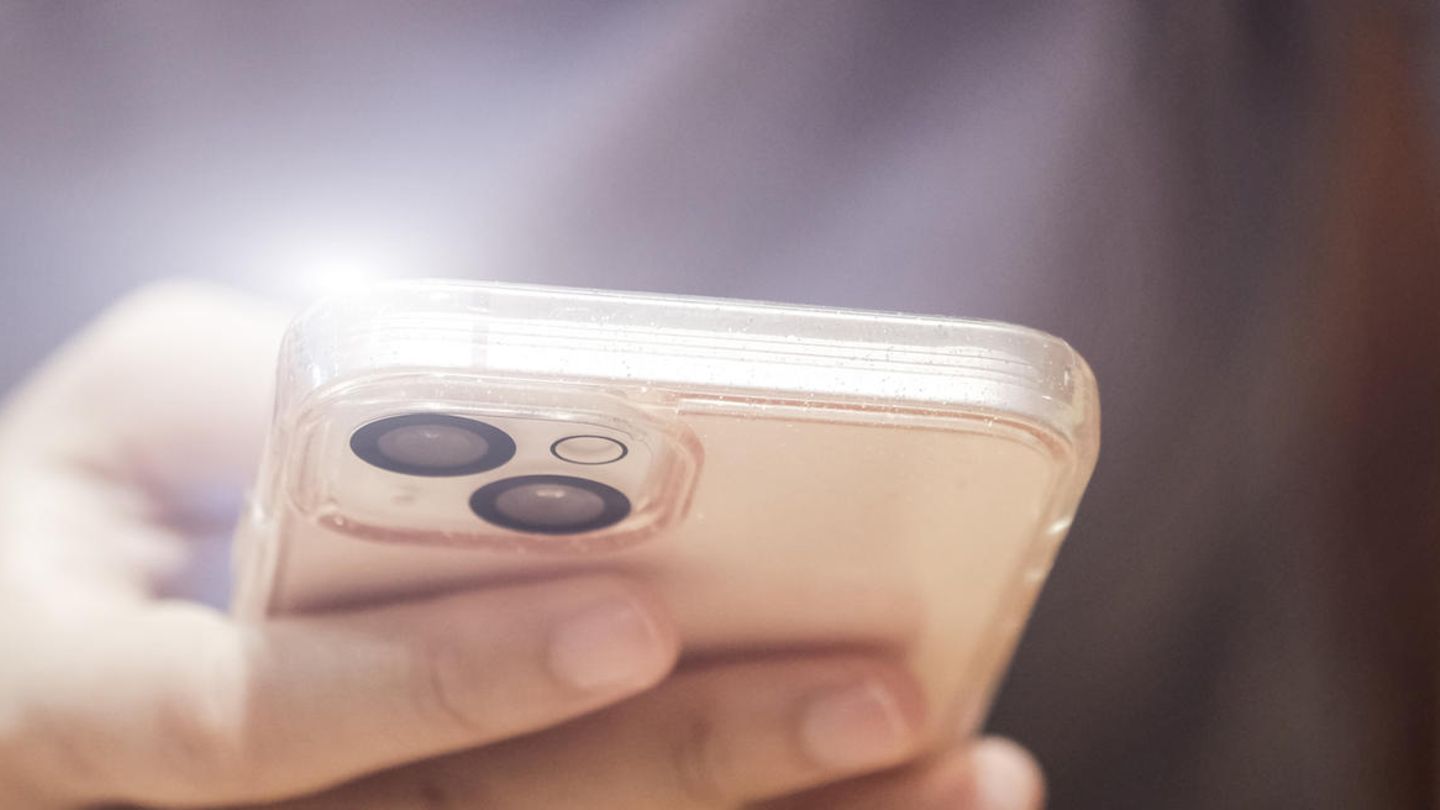 iPhone 14 vs. iPhone 15: Eine Frau hält ein iPhone 14 in der Hand