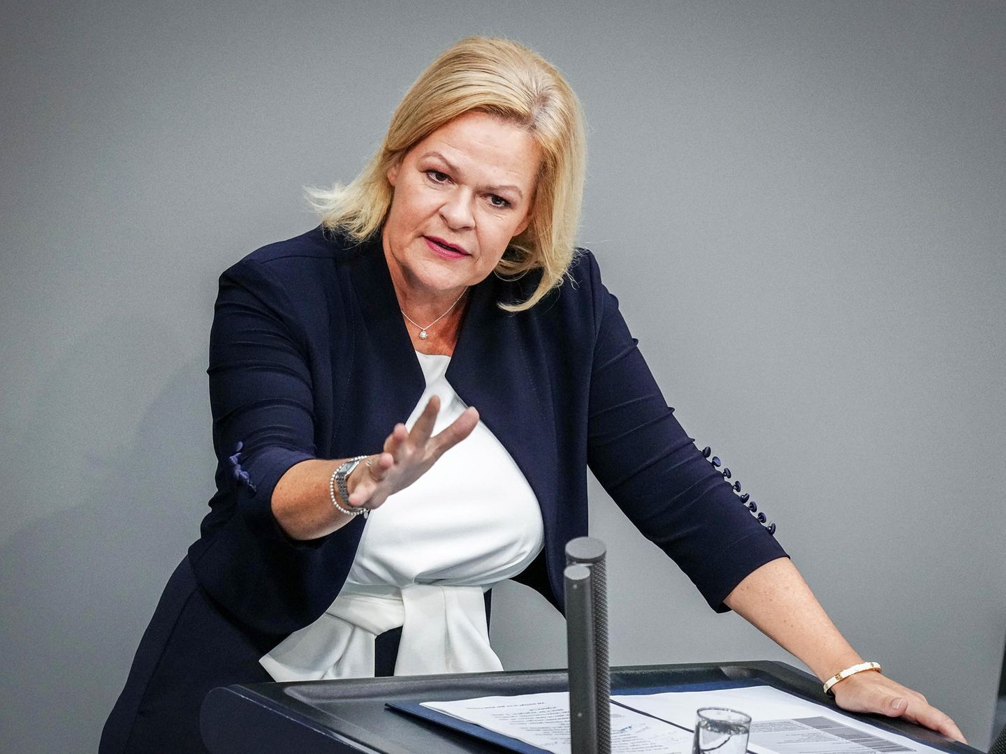 Nancy Faeser offen für stationäre Kontrollen an Grenze zu Polen und  Tschechien | STERN.de