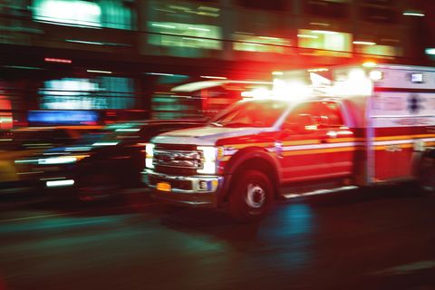 USA: Ein Notarztwagen düst um die Ecke