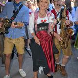 Uschi Glas war auch auf dem Oktoberfest anzutreffen – hier auf dem Weg zur zehnten "Mercedes-Benz Ladies Wiesn" im Käferzelt.