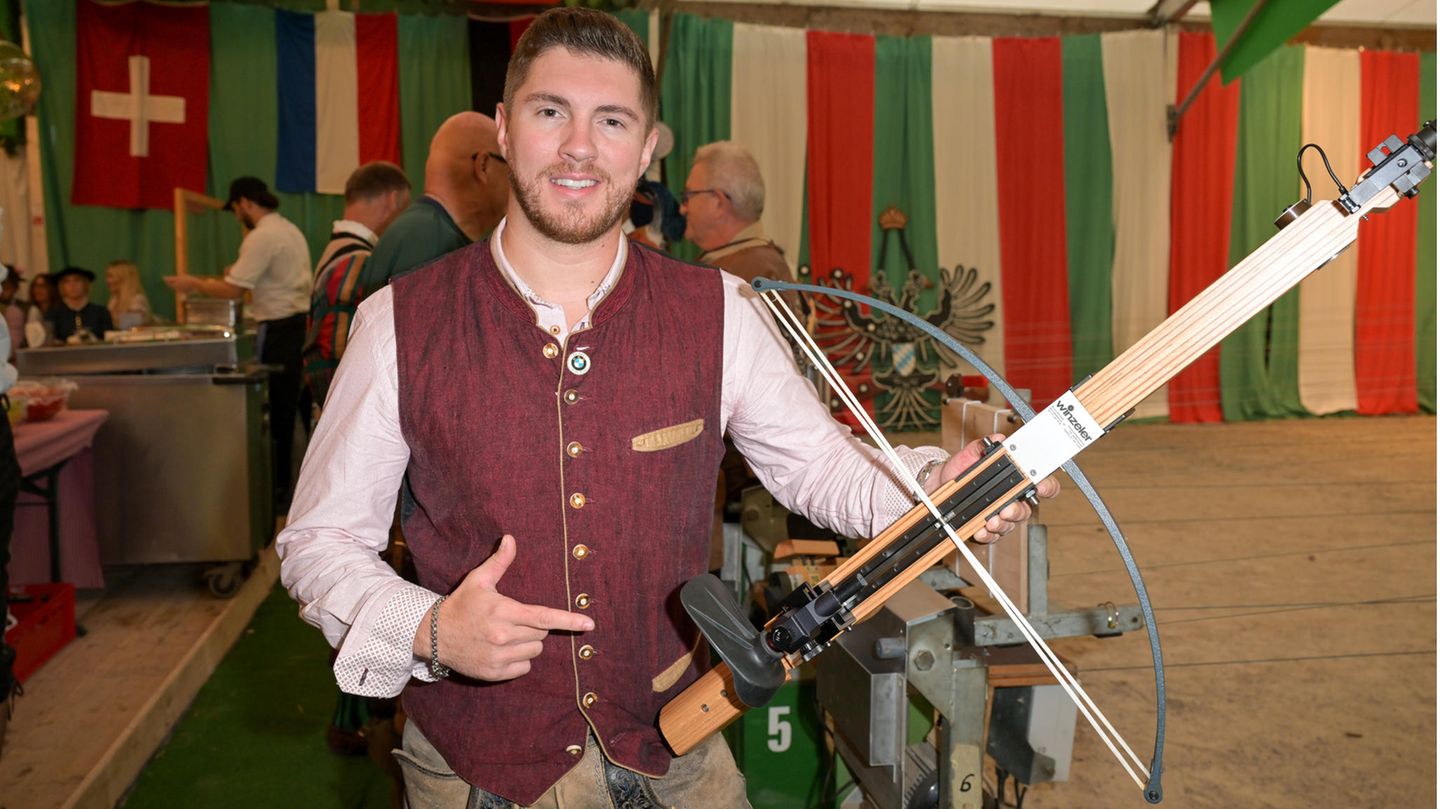 Joey Heindle war im Armbrustschützenfest zu Gast. Die Schießbahnen befinden sich nicht direkt im Zelt, sondern in einem Anbau. Dort werden jährlich die die Deutschen Armbrust-Meisterschaften ausgeschossen. Oder eben Prominente empfangen.