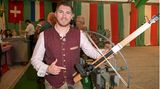 Joey Heindle war im Armbrustschützenfest zu Gast. Die Schießbahnen befinden sich nicht direkt im Zelt, sondern in einem Anbau. Dort werden jährlich die die Deutschen Armbrust-Meisterschaften ausgeschossen. Oder eben Prominente empfangen.