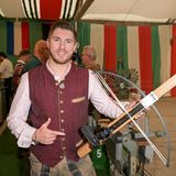 Joey Heindle war im Armbrustschützenfest zu Gast. Die Schießbahnen befinden sich nicht direkt im Zelt, sondern in einem Anbau. Dort werden jährlich die die Deutschen Armbrust-Meisterschaften ausgeschossen. Oder eben Prominente empfangen.