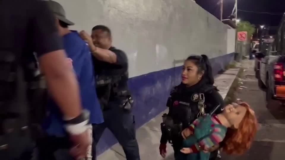 Video: "Dämonischer Chucky" in Handschellen abgeführt Video: "Dämonischer Chucky" in Handschellen abgeführt